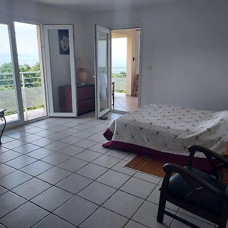 Grand Studio En Bas De Villa Avec Vue Sur Mer Au Carbet Le Carbet Bagian luar foto